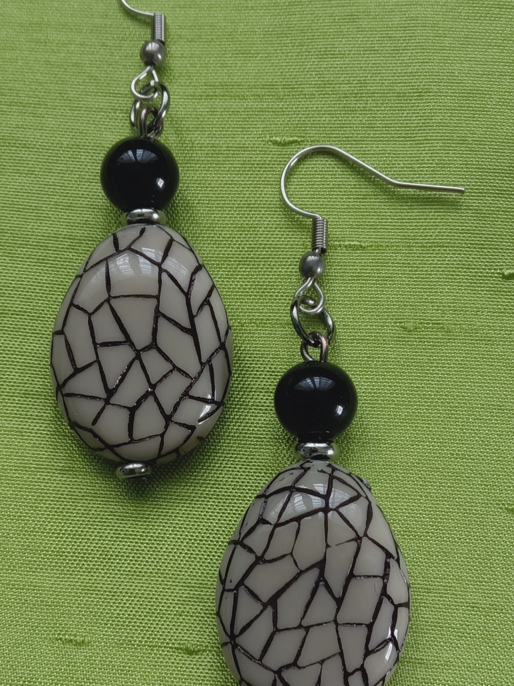 Beaded Crackle Oval Drop Earrings in Cream and Black
